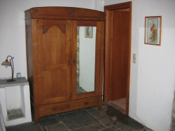 Schrank aus dem frühen 19. Jahrhundert mit einer Spiegeltüre.