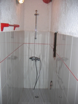 Badezimmer mit Dusche und höhenverstellbarer Brause.