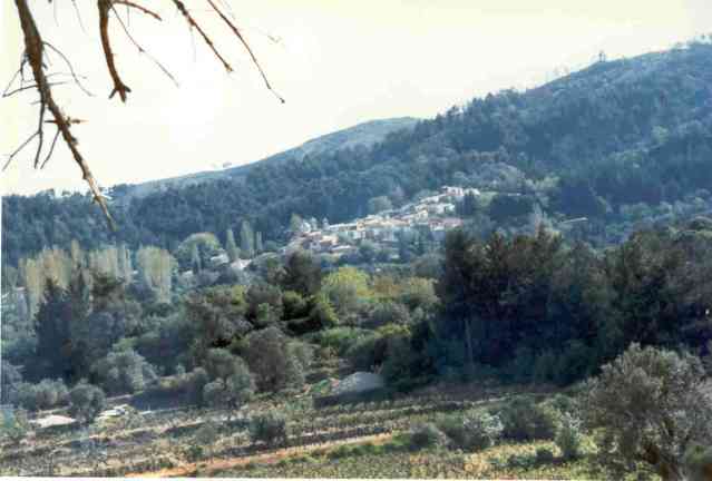 Blick auf ein Gebirgsdorf auf der griechischen Insel Samos
