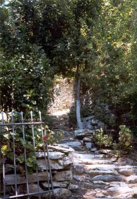 Jahrhundertealter Kalderimi durch das Dorf Valeondades auf der griechischen Insel Samos